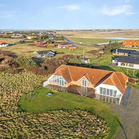 Family-friendly With Pool, Located Close To The North Sea In Vrist Dom wakacyjny Harboør